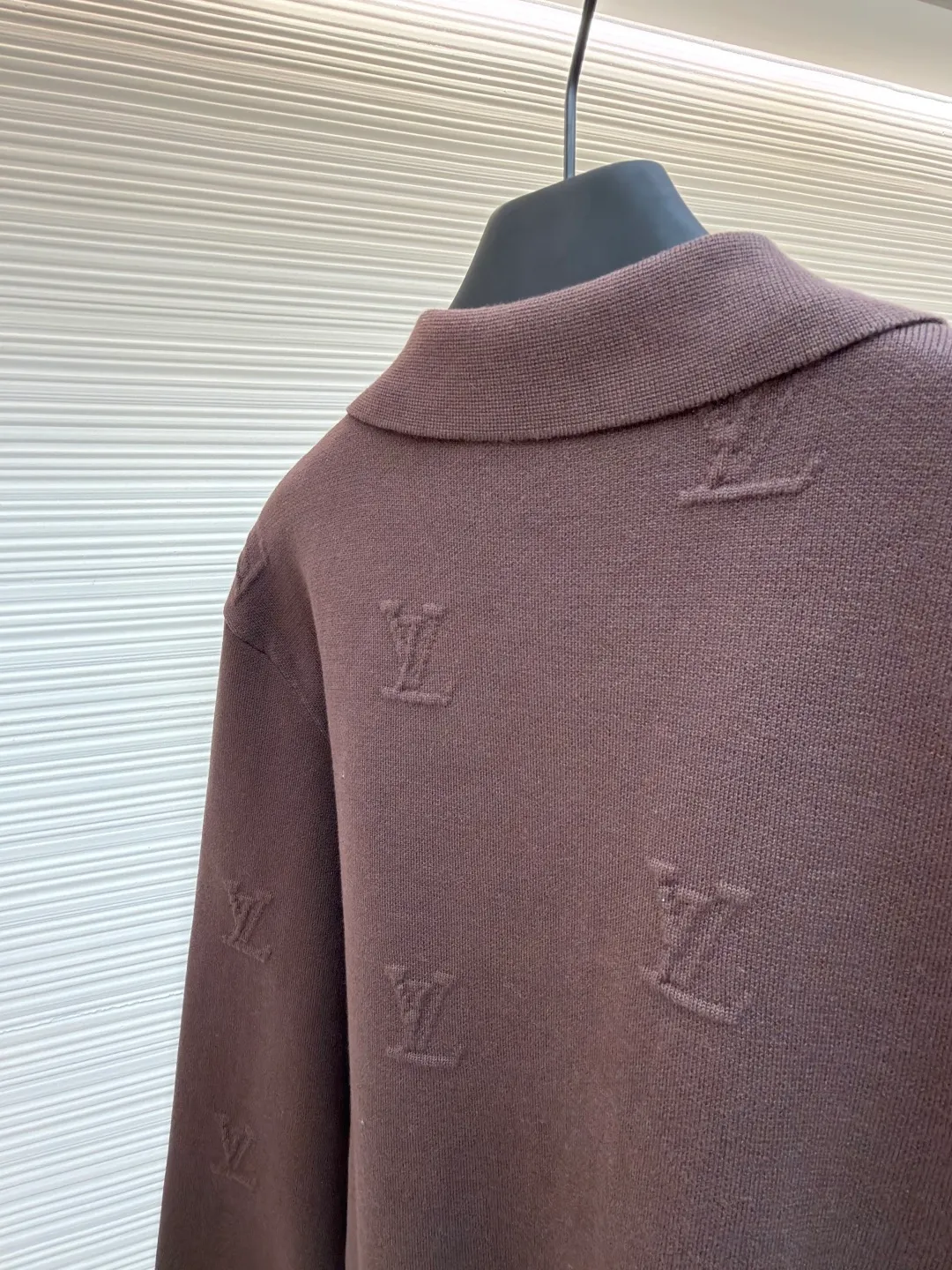 LOUIS VUITTON embossed executive jacket ●Original version: purchased and developed by 16756 ●Item number: 1681942-C00 ●Fabric: 100% cotton ●Technology: embossed production ●Color: brown ●Version: fitted version ●Weight: about 790 grams ●Size: S-M-L-XL ●Description: This Louis Vuitton knitted jacket is made of high-density cotton fabric. The classic LV logo is evenly woven into the body through three-dimensional jacquard technology. The texture is full and the touch is delicate. The neckline is designed with a lapel and is paired with a metal zipper placket (the zipper head is engraved with the brand logo), and the details highlight the texture. The cuffs and hem are ribbed, taking into account elasticity and fit, improving wearing comfort. The whole piece is cut in one piece, with seamless seams. The shape is crisp and the lines are smooth. It not only retains the softness of knitted items, but also has the silhouette of a jacket. It is a combination of craftsmanship and brand identity. The overall wiring is straight and delicate, the fabric is comfortable and soft, and the color is consistent without color difference. It can be matched with the same style to create a fashionable look and control various occasions. Customized accessories, complete with three standards, same style for men and women!